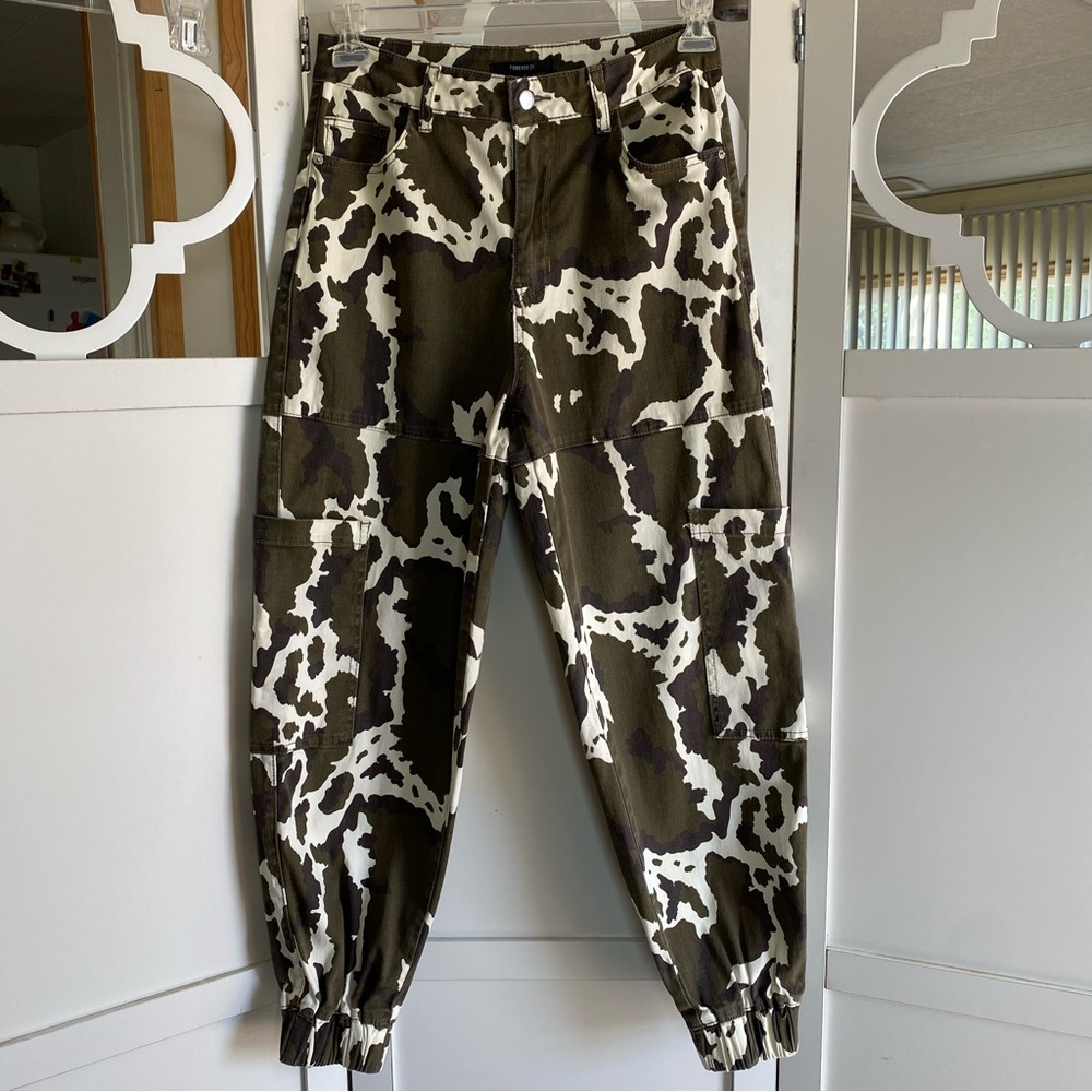 Forever 21 Cargo Camouflage Jogger Style Pants Size Medium